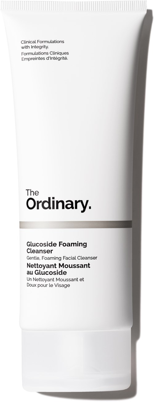 Witte tube gezichtsenreiniger met label "The Ordinary Glucoside Foaming Cleanser" met minimalistisch ontwerp.