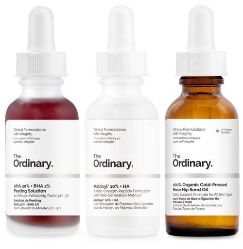 Drie kleine flessen met druppelkappen, bevatten huidverzorgingsproducten, van het merk The Ordinary.