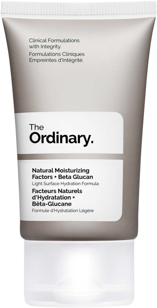 Een lichtgrijze tube met moisturizer met zwarte en witte tekst, merk "The Ordinary," noemt natuurlijke vochtregelaars.