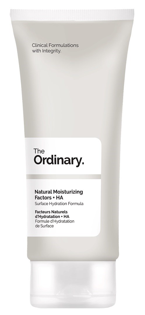 En vit tub av fuktighetskräm märkt 'The Ordinary' med detaljer om hydrering och formler.