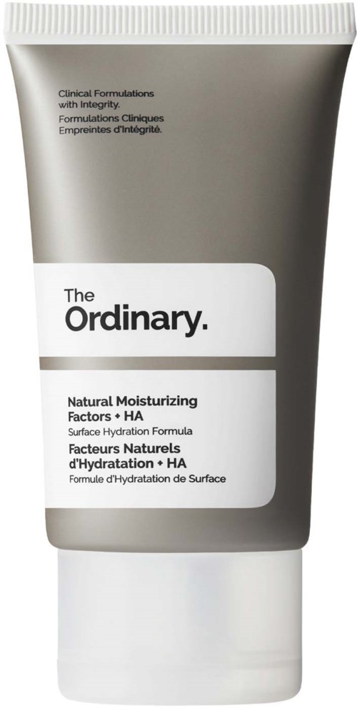 Een grijze en witte tube moisturizers van The Ordinary, gelabeld met natuurlijke vochtige factoren en hydratatieformule.