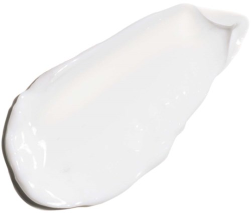 Een lepel witte room of yoghurt met een licht gebogen vorm en gladde textuur.
