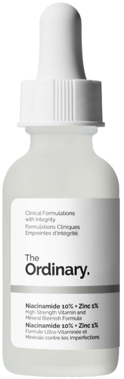 Een witte fles met pipet en etiket met productinformatie en merknaam, The Ordinary.