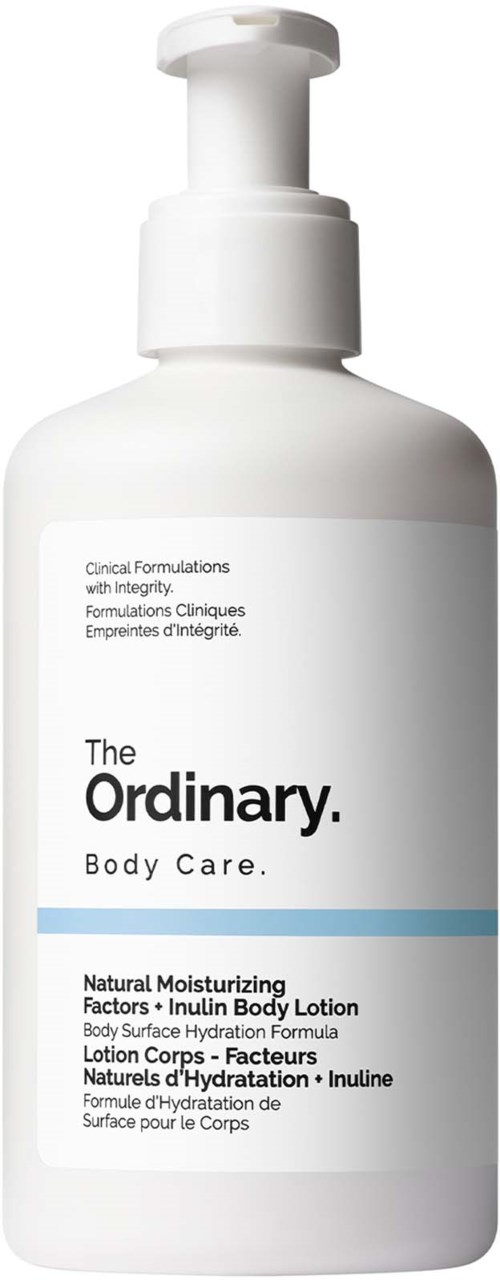 Een witte fles met pompdispenser met bodylotion, gelabeld als The Ordinary Natural Moisturizing Factors.
