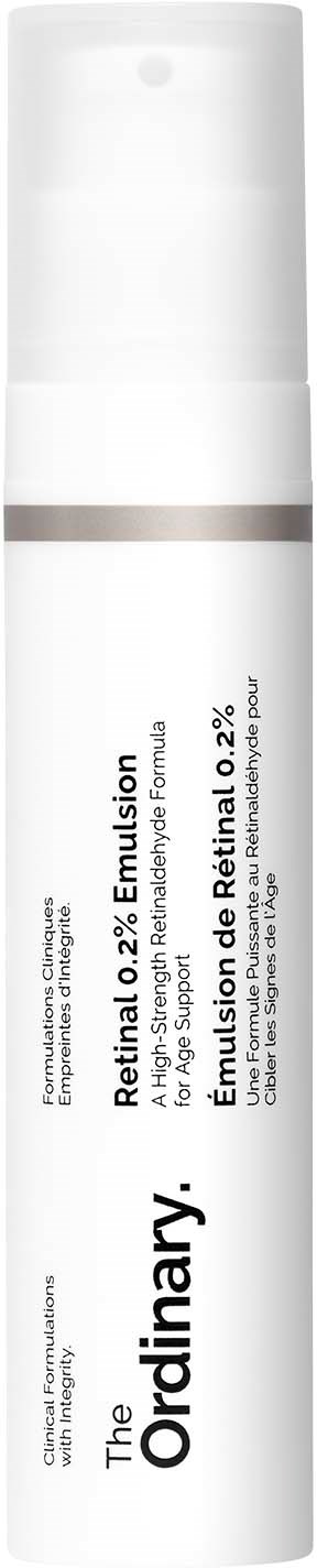 Eine weiße Tube mit schwarzen und grauen Text, wahrscheinlich Hautpflege- oder Kosmetikprodukt, mit der Aufschrift 'The Ordinary Retinal 0.2% Emulsion'.