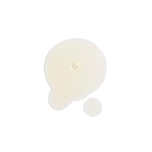 Een grote lichtgele druppelvormige druppel met een kleinere druppel erin en een kleine druppel in de buurt.