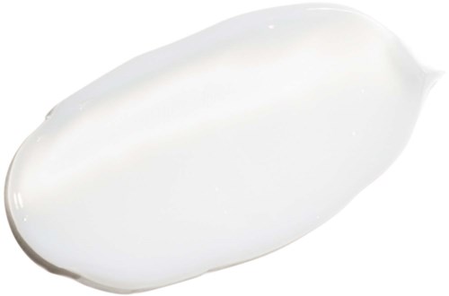 Een witte crème of lotion is uitgezet op een witte oppervlakte, gebruikt voor huidverzorging of schoonheid.