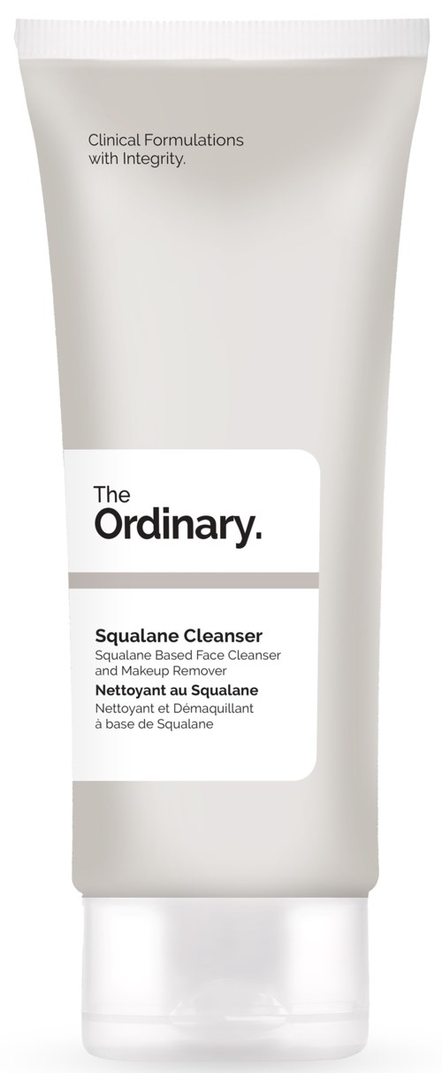 En gråaktig vit tub med svart och grå text. Det är hudvård, märkt 'The Ordinary Squalane Cleanser.'