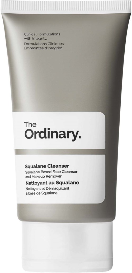 Een grijze tube gezichtsreiniger met label 'The Ordinary' met zwarte en witte tekst, kleine details over ingrediënten.