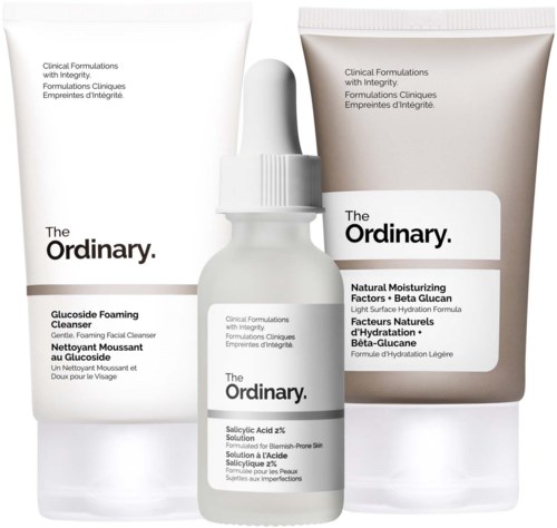 Tre hudpleieprodukter med enkel hvit emballasje, merket for rensing og fukting, fra The Ordinary.