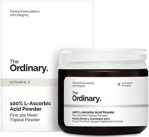 Een zwarte pot met vitamine C-poeder, wit label, merknaam 'The Ordinary' en productomschrijving.
