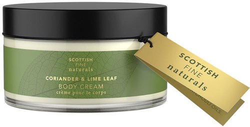 Grüner und weißer Cremetopf mit schwarzem Deckel, beschriftet Scottish fine naturals, Koriander und Limettenblatt.