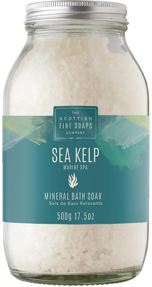 Ein Glas mit weißem Meersalz, beschriftet als 'Sea Kelp Mineral Bath Soak'.