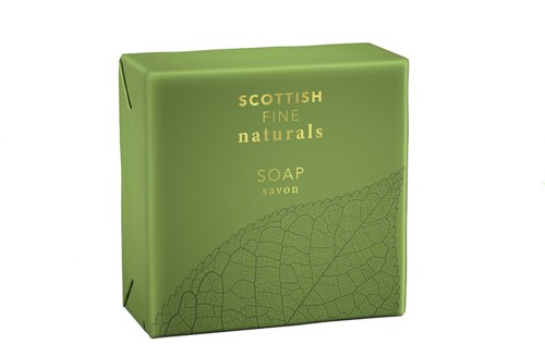 Grüner Seifenkarton mit Goldschrift, zeigt die Wörter 'Scottish Fine Naturals Soap' und ein Blattmuster.