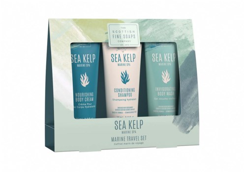 Ein Set aus drei Meeresthemen-Körperpflegeprodukten in Blau und Weiß, einschließlich Body-Lotion, Shampoo und Duschgel.