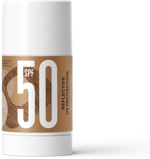 En vit flaska med etikett i brunt med SPF 50, UV-skydd och reflekterande egenskap.