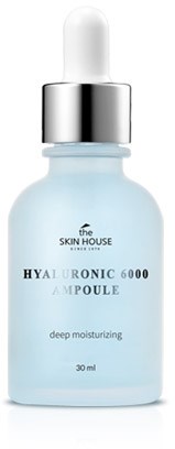 Lichtblauwe pipetflacon met 'The Skin House' label en zilveren dop, bevat hydraterend serum.