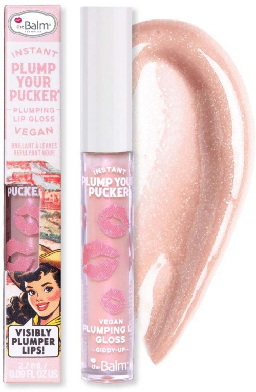 Vegan lipgloss in een roze tube met lippen erop, ernaast een swatch van de gloss die glans en glans toont.