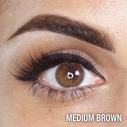 Close-up van een bruin oog met make-up, inclusief eyeliner en mascara, gemarkeerd "Medium Brown."