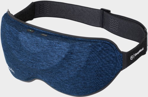 Een blauwe slaapmasker met een zwarte verstelbare band en een logo aan de zijkant.