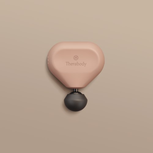 Een roze, ronde apparaat met een zwarte bevestiging onderaan en de merknaam 'Therabody' erop.