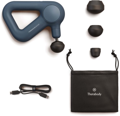Een blauwe massager met vier hulpstukken, een oplaadkabel en een zwarte tas met 'Therabody'.