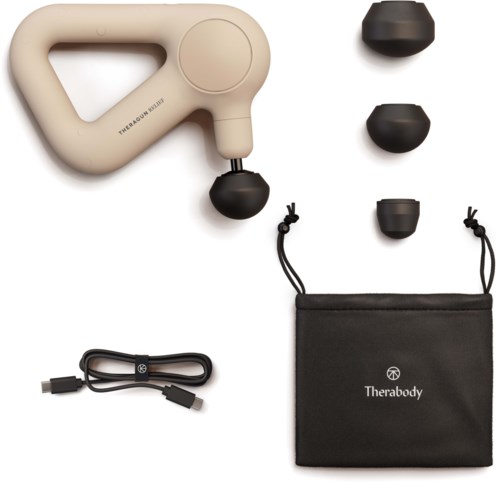 Een massageapparaat met vier accessoires, een draagtas en een oplaadkabel, netjes gerangschikt op een witte achtergrond.