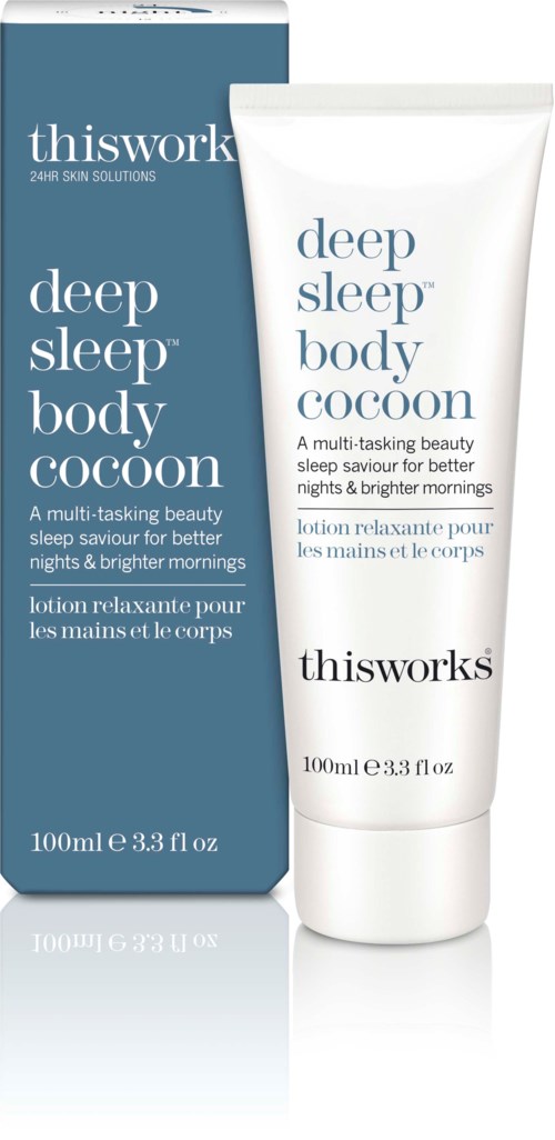 Een witte tube en blauwe doos tonen This Works Deep Sleep Body Cocoon lotion voor betere slaap, 100 ml.