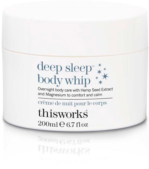 Een witte pot met blauwe en zwarte tekst, genaamd 'deep sleep body whip,' voor nachtverzorging met hennepzaad en magnesium.