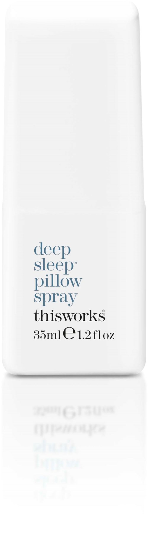 Witte fles met label 'deep sleep pillow spray' met blauwe tekst, 35ml, van thisworks.