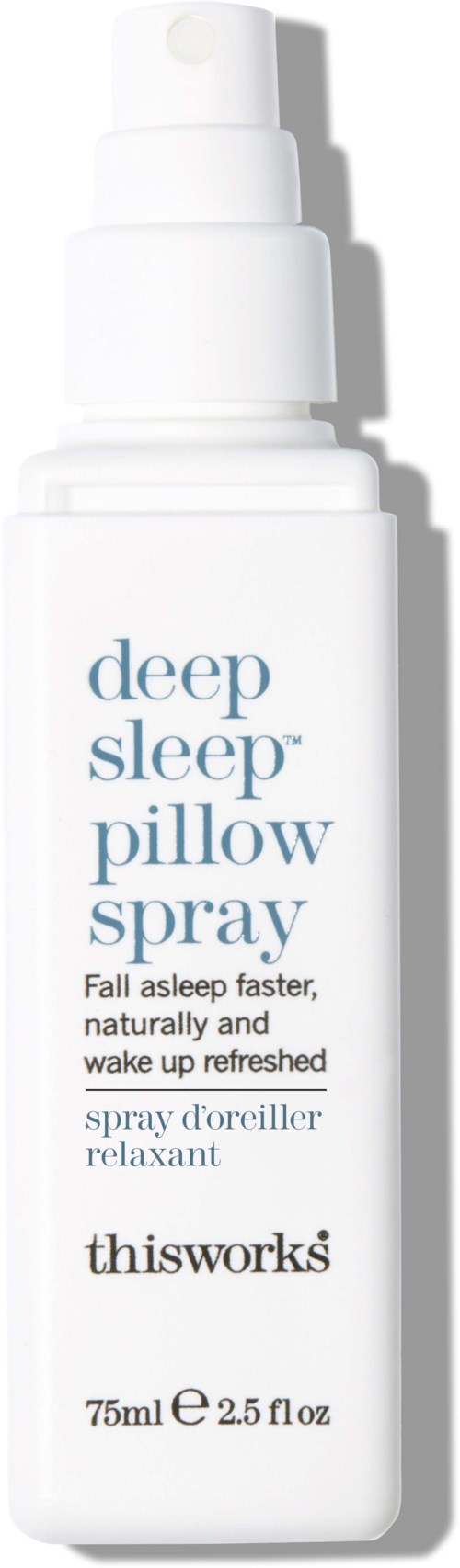 Eine weiße Flasche mit Sprühkopf, beschriftet 'deep sleep pillow spray' für besseren Schlaf.