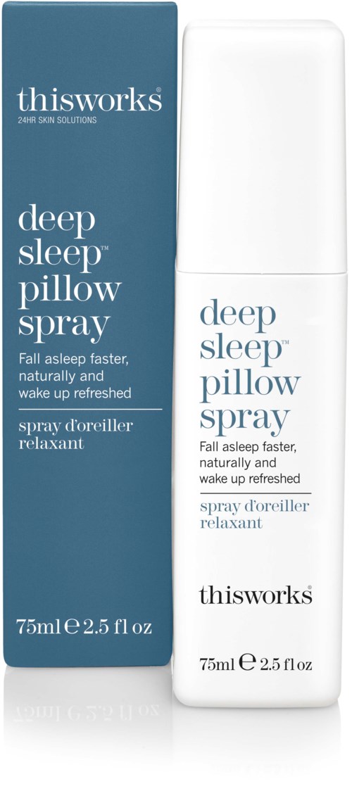Eine weiße Sprühflasche und eine blaue Verpackung, gekennzeichnet als deep sleep pillow spray für schnelleren, natürlichen Schlaf und erfrischten Erwachen.