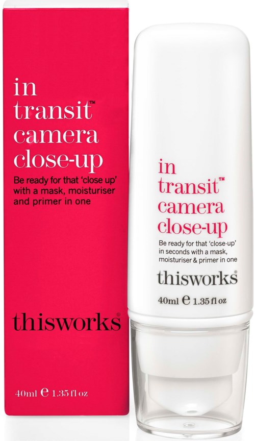 Eine weiße Flasche und eine rosa Schachtel umgeben ein Hautpflegeprodukt namens 'in transit camera close-up' von thisworks, 40 ml.
