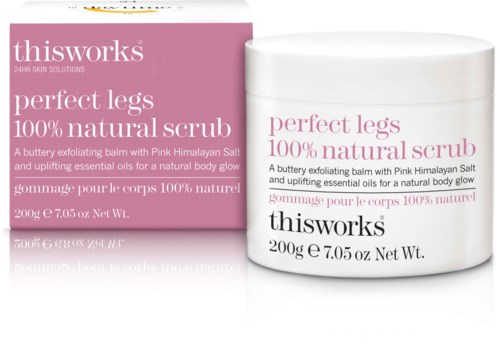 Dit is een schoonheidsproduct genaamd Perfect Legs met natuurlijke scrub en Himalayazout voor een gladde huid.