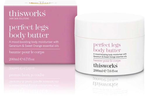 Roze doos en witte pot met perfect legs body butter en essentiële oliën. Tekst over huidvochtigheid. Merk: thisworks.