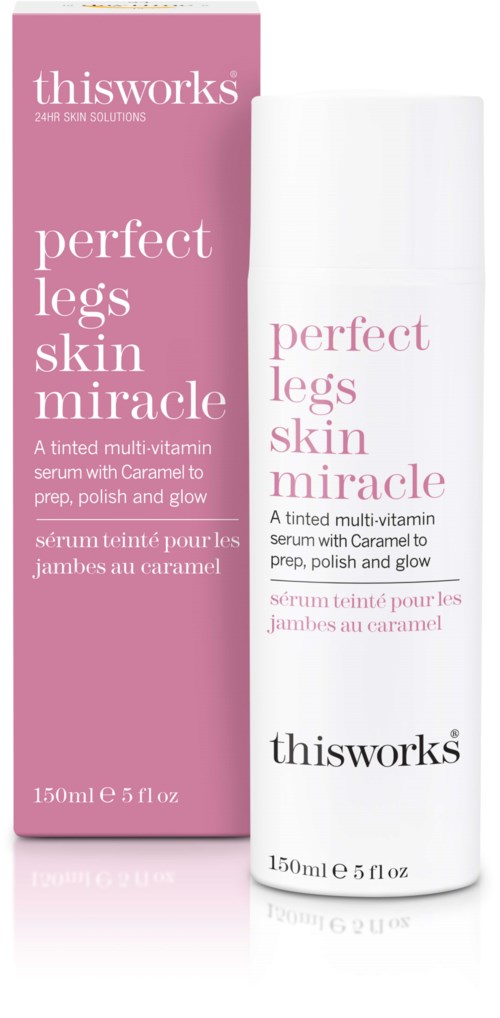 Een witte fles en een roze doos voor een huidverzorgingsproduct genaamd Perfect Legs Skin Miracle. Het is een vitamine-serum met karamell.