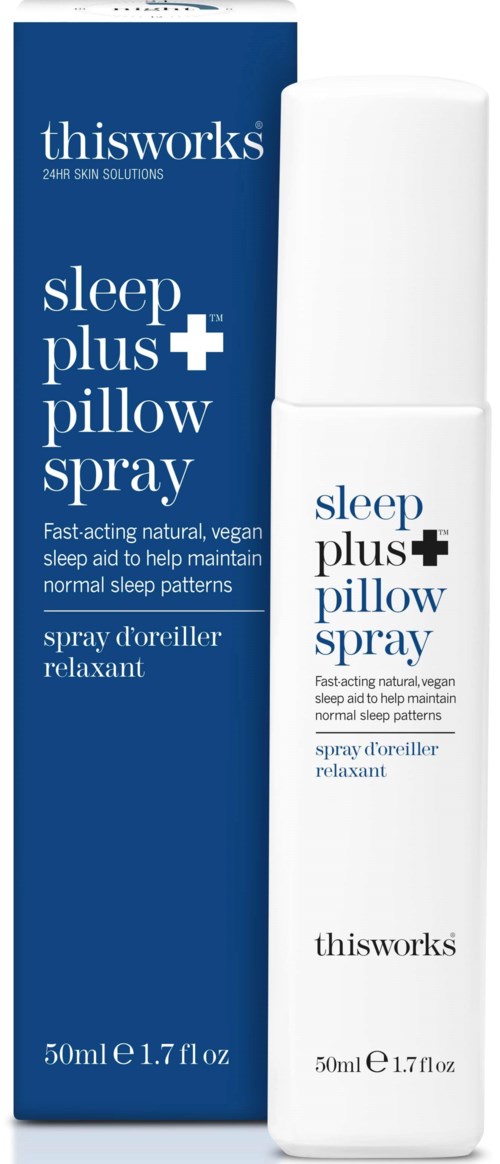 Een witte sprayfles met blauwe tekst en een blauwe doos, gelabeld als slaap kussen spray voor ontspannende slaap.