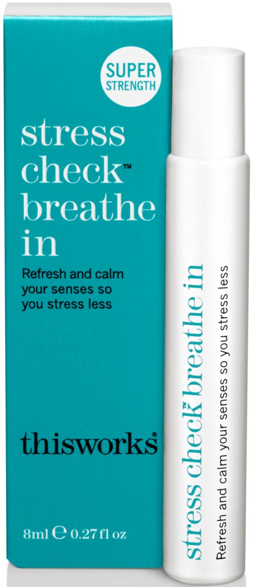 Een witte fles met de tekst 'stress check breathe in' naast een blauwe doos die ontspanning en stressvermindering beschrijft.