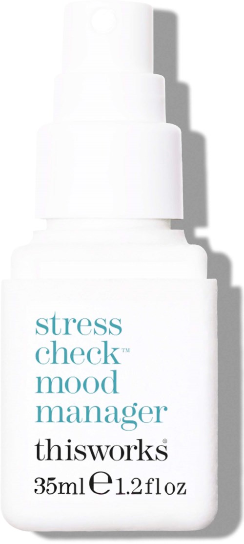 Een witte fles met blauwe en zwarte tekst, gelabeld als stress check mood manager, 35ml.