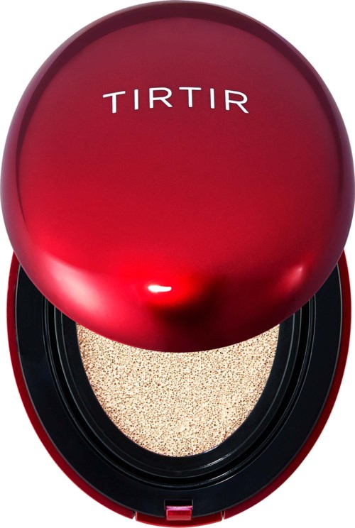 Ein runder roter Kompakt mit TIRTIR-Brandname und schimmerndem hellfarbigem Makeup.