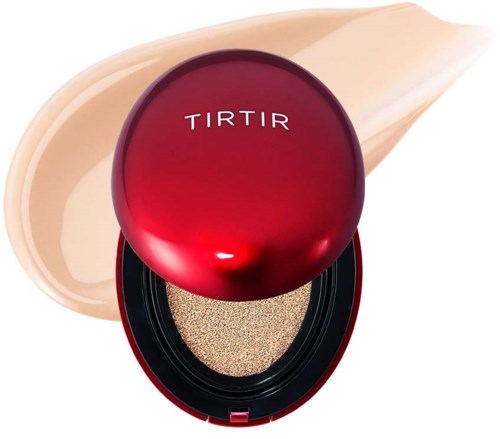 Ein roter, runder Compact mit dem Wort 'TIRTIR', geöffnet, um beige Kosmetik zu zeigen.