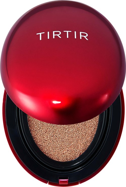 Rote Kompakt mit dem Wort 'TIRTIR' auf dem Deckel, enthält beige Puder.
