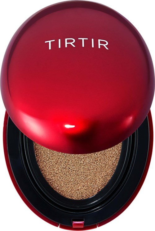 Rote kompakte mit dem Wort TIRTIR auf dem Deckel, enthält ein beiges Pulver, wahrscheinlich Make-up oder Rouge.