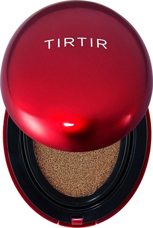 Ein runder Compact mit roter Abdeckung, beschriftet "TIRTIR" und einem texturierten beigen Pulver innen.