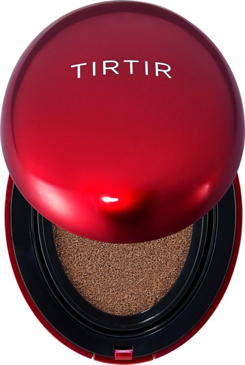 Ein roter Compact mit dem Wort 'TIRTIR' auf dem Deckel, geöffnet, um braunes Pulver zu zeigen.