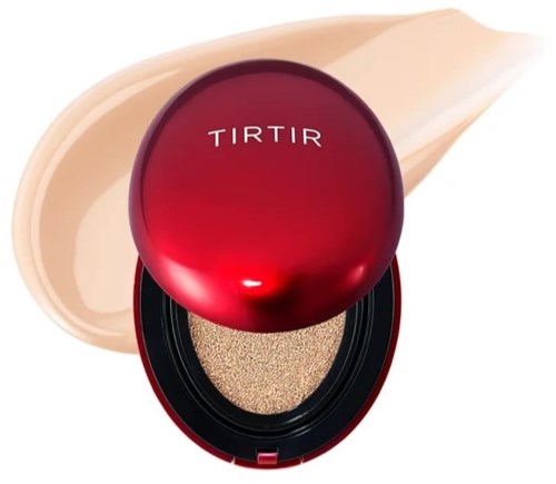 Een rood compakt met TIRTIR-logo, geopend met beige poeder en een make-upstreep.
