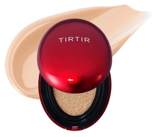 Een rode ronde container met het woord 'TIRTIR' erop, open om beige make-up te tonen, met een beige make-uptest.