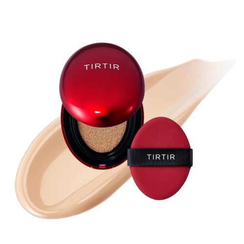 Een rood make-up doosje met de merknaam TIRTIR en een bijpassende ovale spons ernaast.