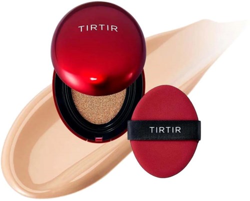 Rote Compact mit Schwamm und Creme, Marke 'TIRTIR', etwas Creme auf beige Hintergrund.
