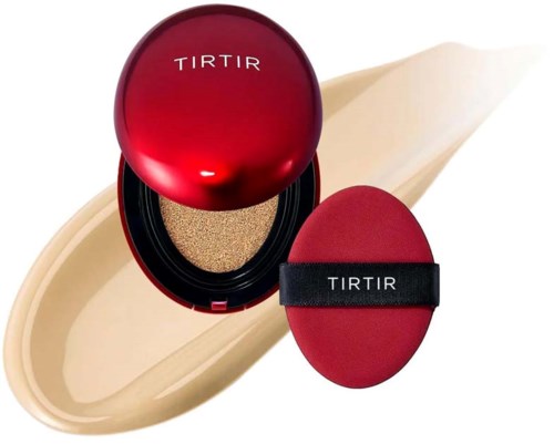 Eine rote kompakte mit einem Schwamm und eine beige Creme, Markenname TIRTIR, enthält einen weichen Applikator und Creme-Strudel.